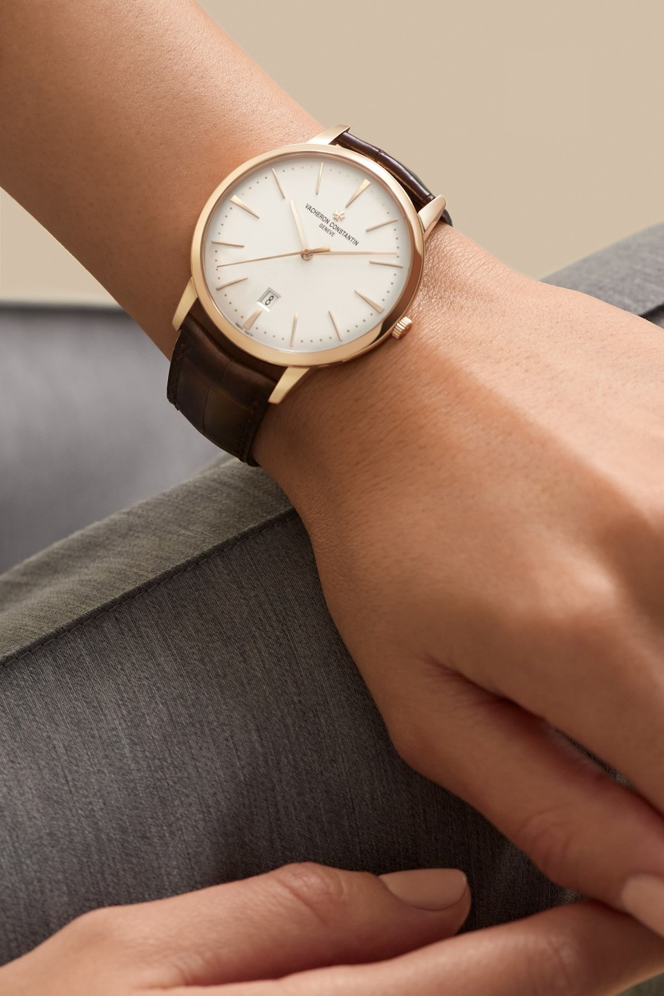 - Фото изделия в стиле Lifestyle - Часы - Patrimony с автоматическим подзаводом - 40 mm Розовое золото c Кожа аллигатора ремешком