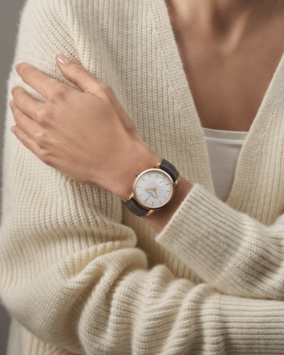 Альтернативный обзор - Фото изделия в стиле Lifestyle - Часы - Traditionnelle с ручным заводом - 38 mm Розовое золото c Кожа аллигатора ремешком