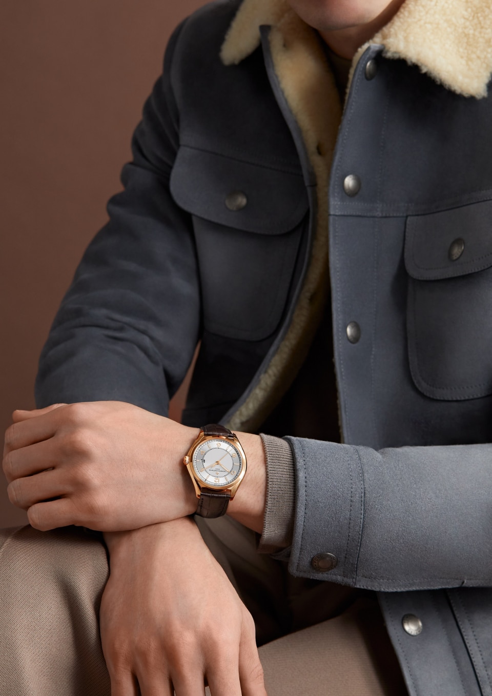  - Lifestyle product photo - Watch - Fiftysix self-winding - 40 mm Pink Gold with Alligator leather strap