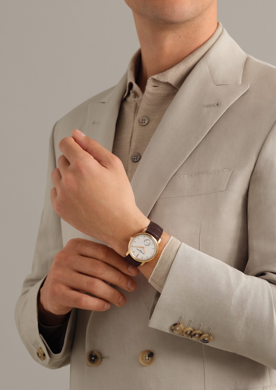 - Фото изделия в стиле Lifestyle - Часы - Traditionnelle с ручным заводом - 38 mm Розовое золото c Кожа аллигатора ремешком