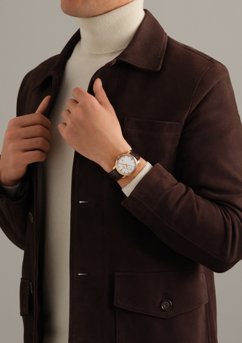- Фото изделия в стиле Lifestyle - Часы - Traditionnelle с автоматическим подзаводом - 38 mm Розовое золото c Кожа аллигатора ремешком