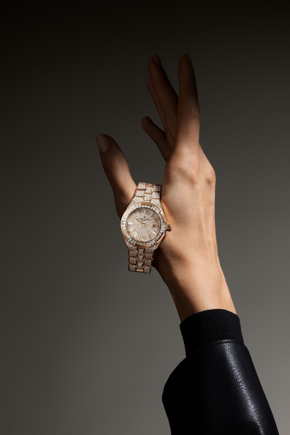 عرض آخر - صورة أسلوب حياة للمنتج - ساعة يد - أوڤرسيز سلف- ويندينغ هاي جولري - 35 مم ذهب وردي مع جلد التمساح, ذهب وردي عيار 18 قيراطًا, المطاط الأحزمة