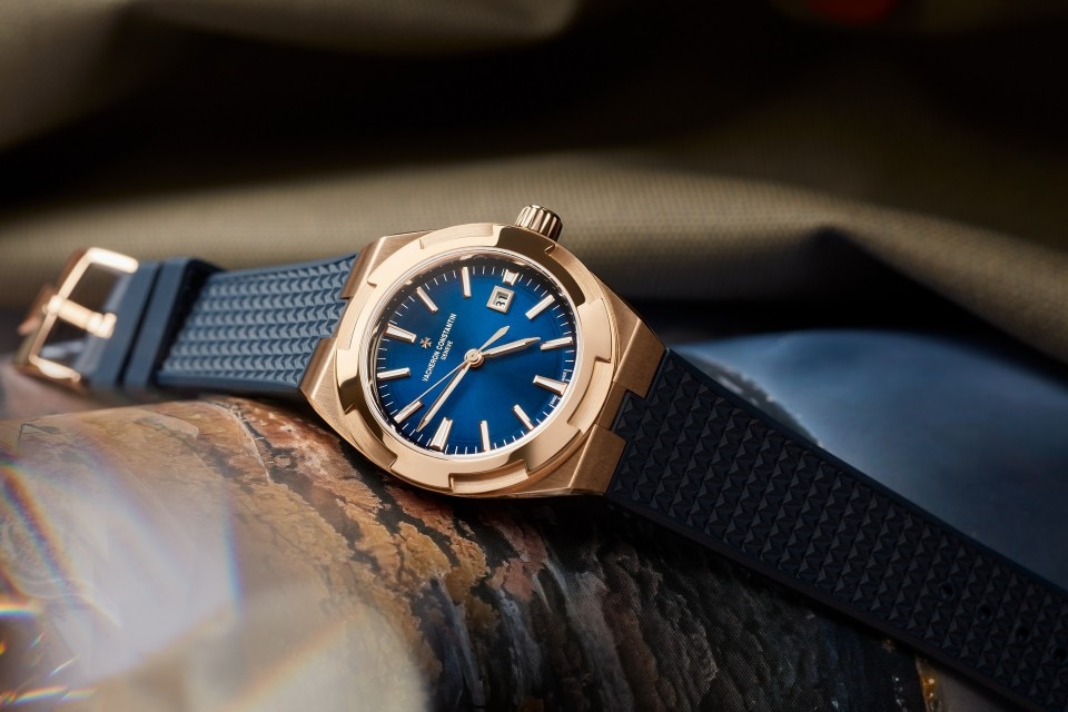 Alternative view - Lifestyle product photo - Watch - Overseas self-winding - 34.5 mm Pink Gold with Rubber, Grained calfskin leather straps