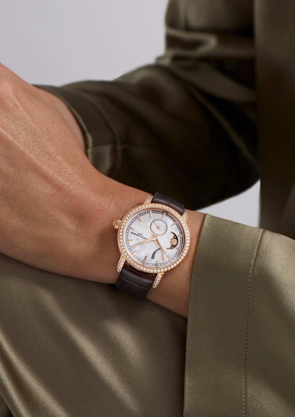- Фото изделия в стиле Lifestyle - Часы - Traditionnelle с указателем фаз Луны - 36 mm Розовое золото c Кожа аллигатора ремешком