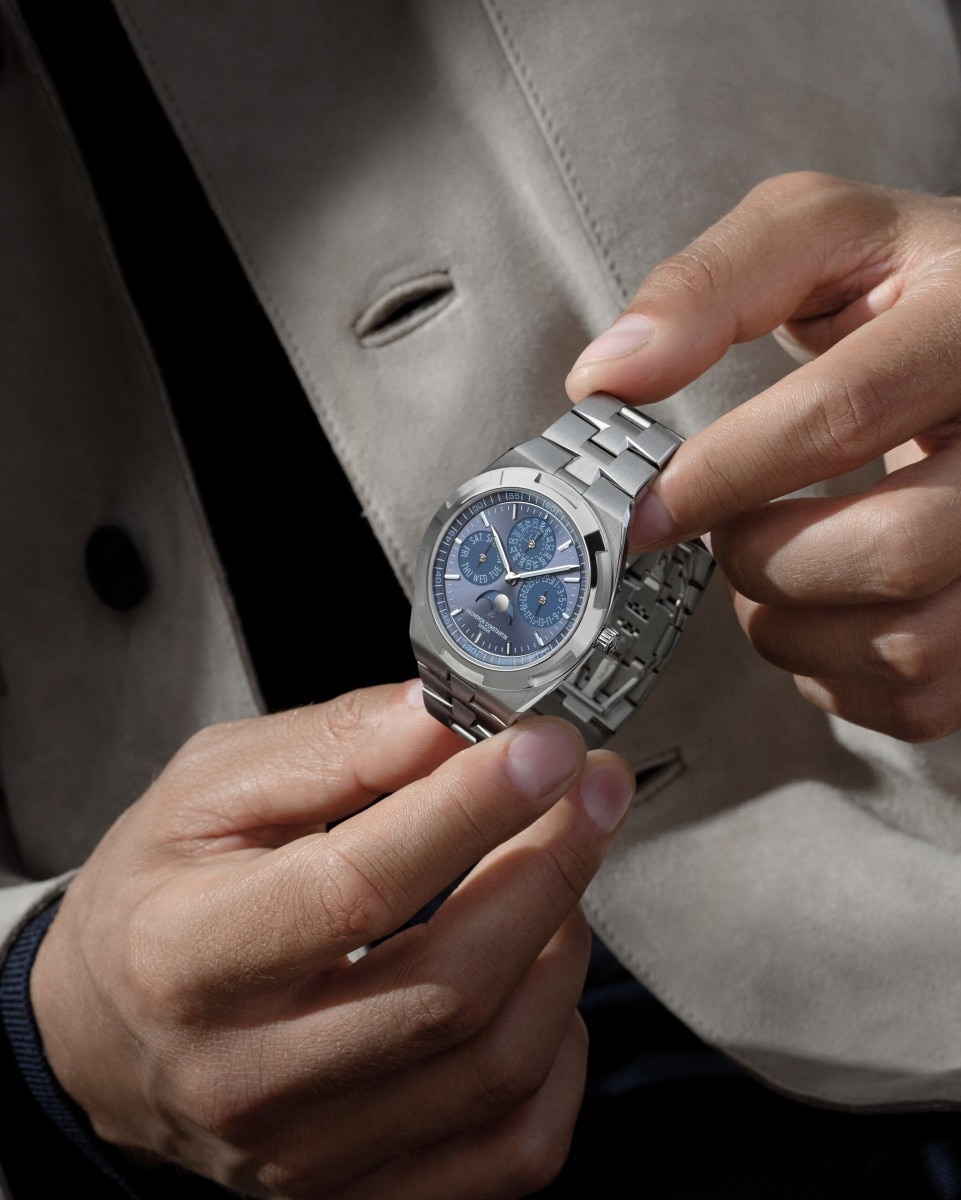 Alternative view - Lifestyle product photo - Watch - Overseas perpetual calendar ultra-thin - 41.5 mm White Gold with Rubber, White Gold straps