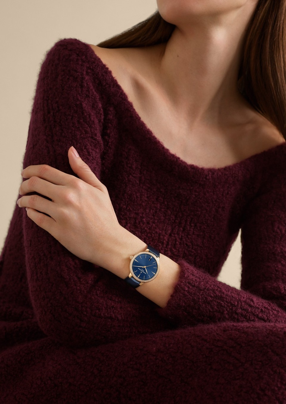 - Фото изделия в стиле Lifestyle - Часы - Patrimony с автоматическим подзаводом - 36.5 mm Розовое золото c Кожа аллигатора ремешком