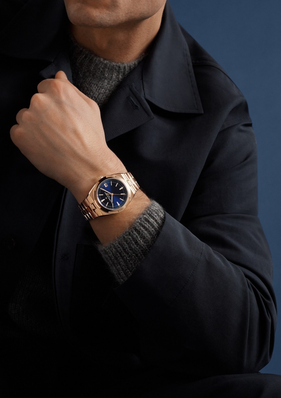 - Фото изделия в стиле Lifestyle - Часы - Overseas с автоматическим подзаводом - 41 mm Розовое золото c Кожа теленка с зернением, Каучук Ремешки