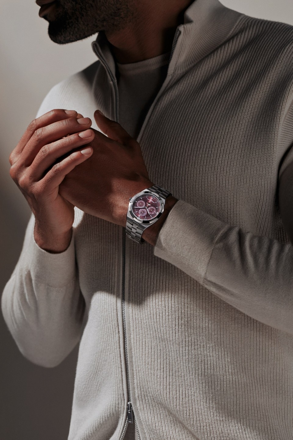 Vue alternative - Photo produit lifestyle - Montre - Overseas quantième perpétuel ultra-plate - 41,5 mm Or blanc avec Caoutchouc bracelet