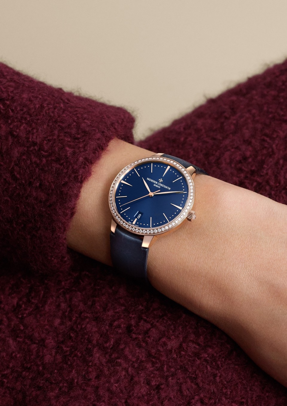- Фото изделия в стиле Lifestyle - Часы - Patrimony с автоматическим подзаводом - 36.5 mm Розовое золото c Кожа аллигатора ремешком