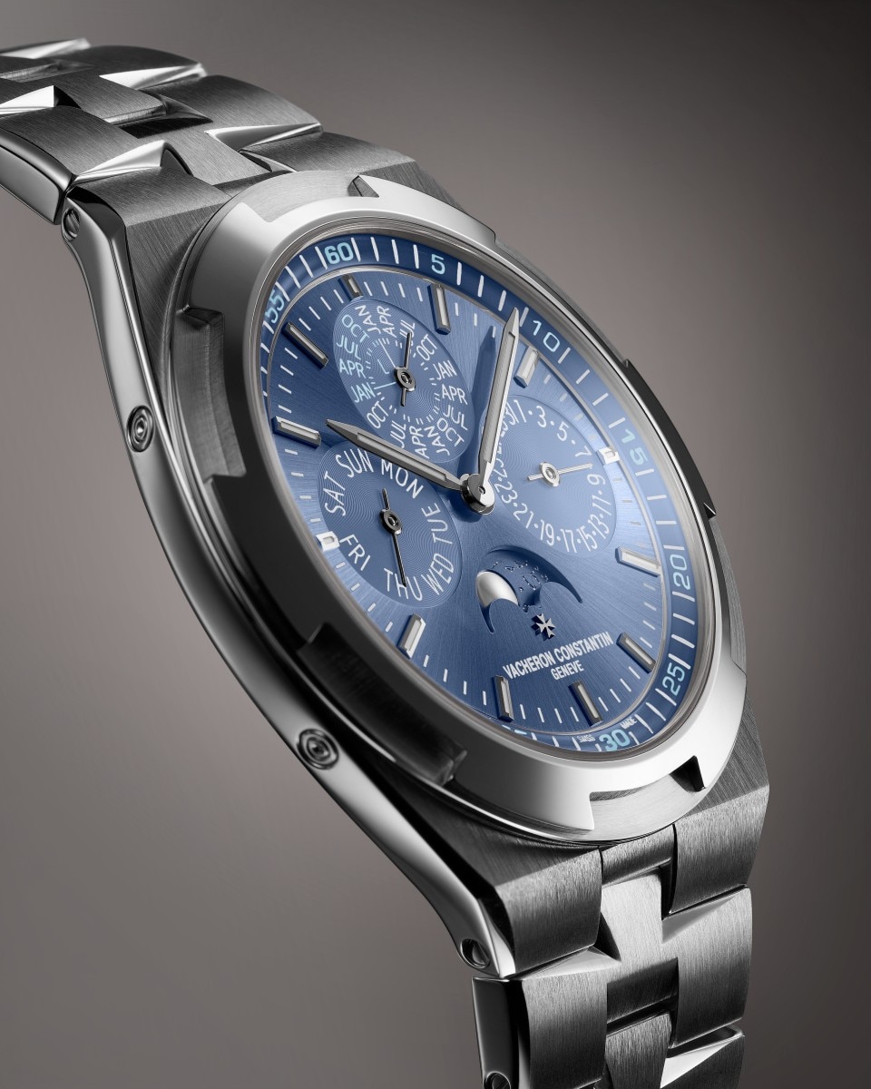3/4 view - Packshot - Watch - Overseas perpetual calendar ultra-thin - 41.5 mm White Gold with Rubber, White Gold straps