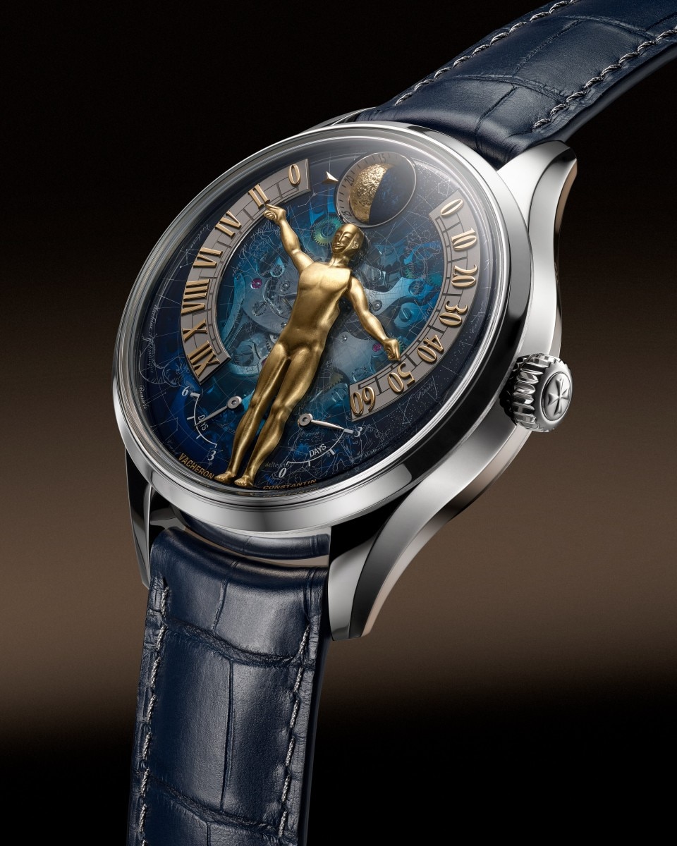 3/4 이미지 - 팩샷 - 시계 - Métiers d'Art 트리뷰트 투 더 퀘스트 오브 타임 - 43 mm 화이트 골드 포함 엘리게이터 레더 스트랩