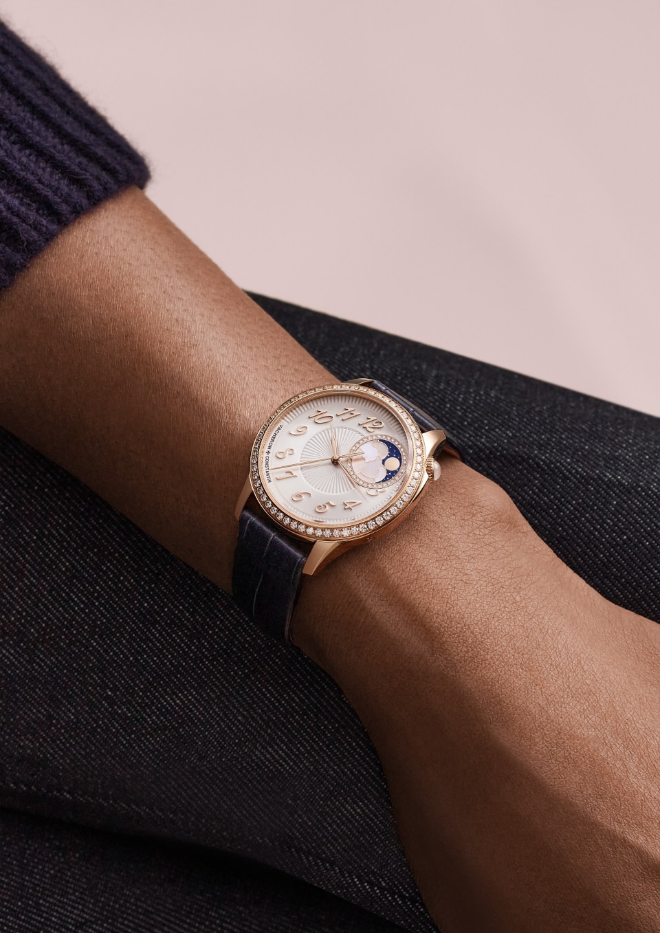  - Foto prodotto in contesto - Orologio - Égérie fasi lunari - 37 mm Oro rosa con Pelle di alligatore cinturino