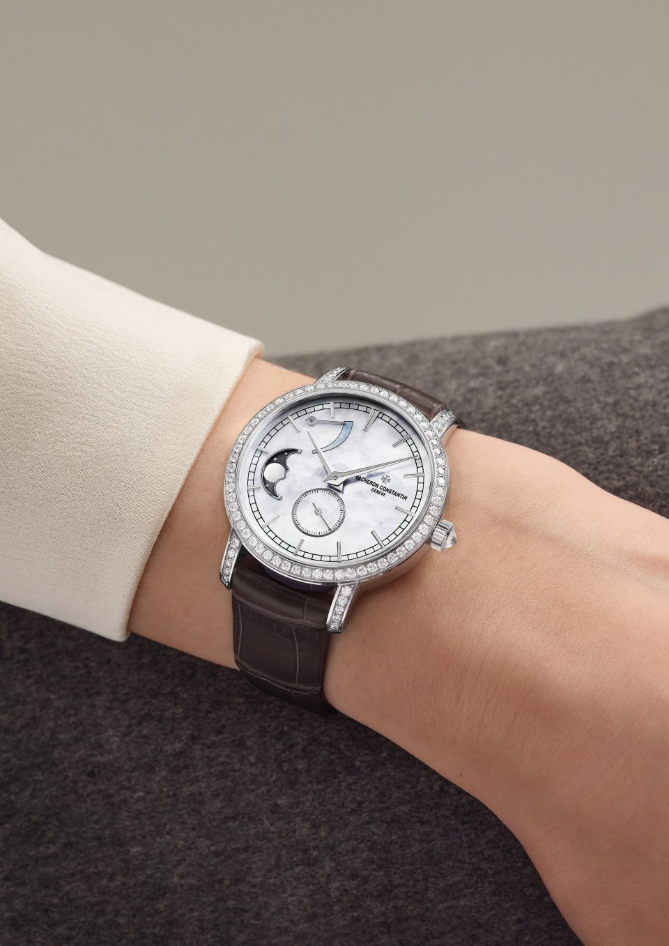 - Фото изделия в стиле Lifestyle - Часы - Traditionnelle с указателем фаз Луны - 36 mm Белое золото c Кожа аллигатора ремешком