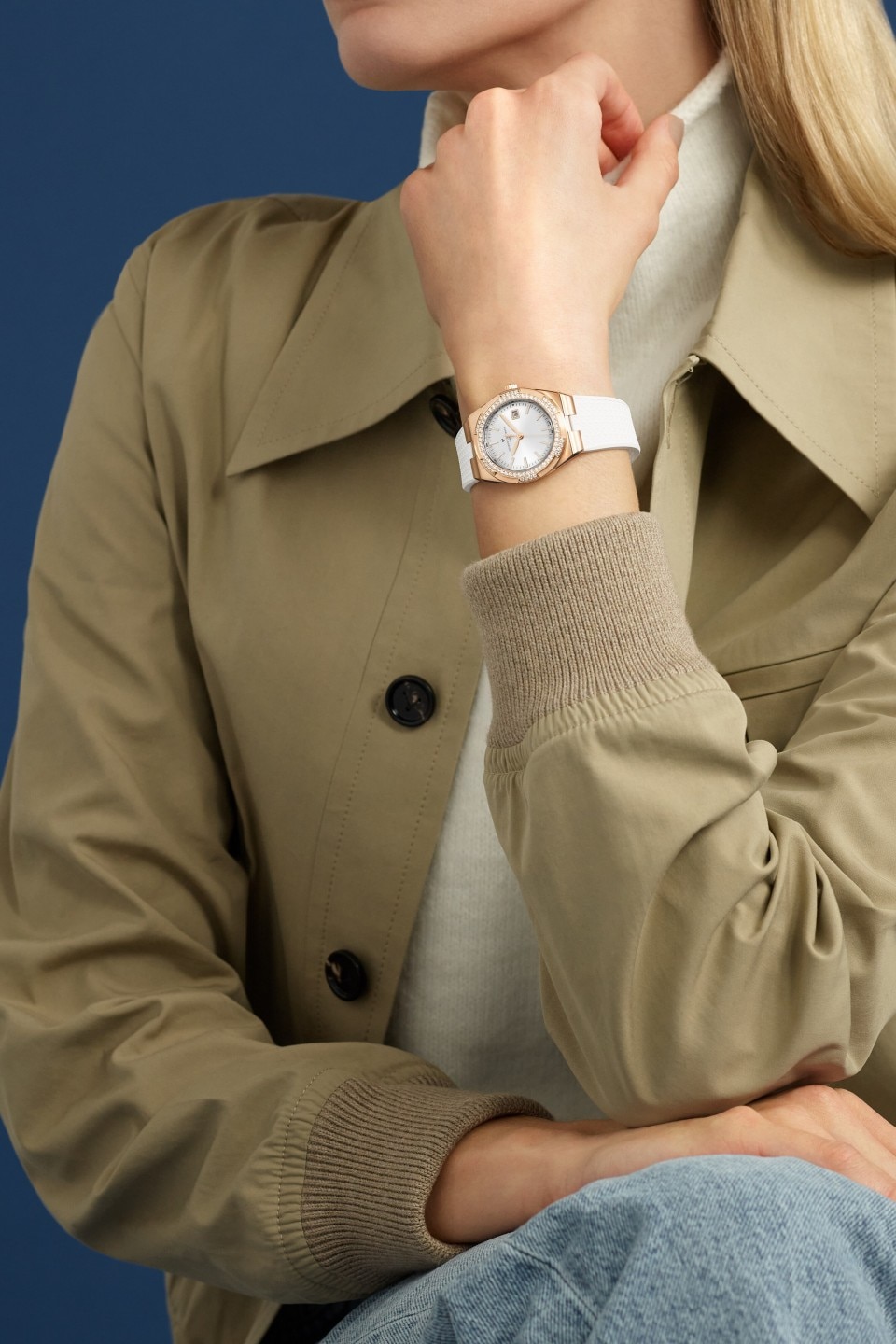 - Фото изделия в стиле Lifestyle - Часы - Overseas с кварцевым механизмом - 33 mm Розовое золото c Кожа теленка, Каучук Ремешки