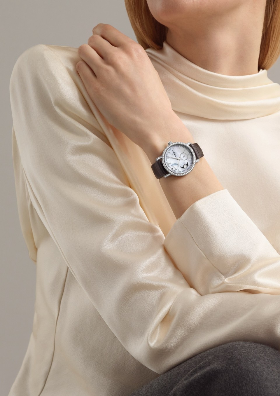 - Фото изделия в стиле Lifestyle - Часы - Traditionnelle с указателем фаз Луны - 36 mm Белое золото c Кожа аллигатора ремешком