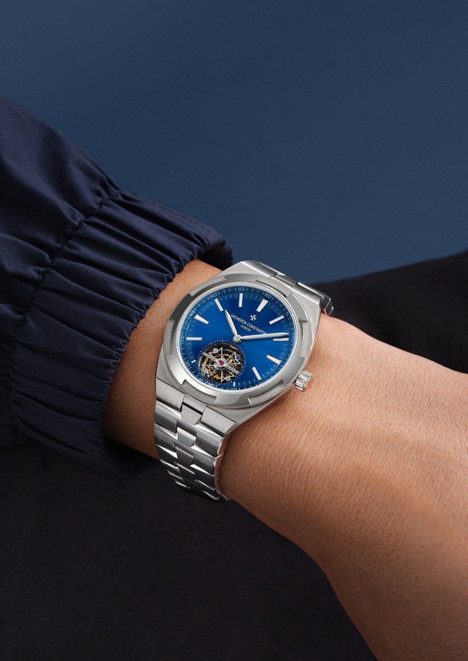 - Foto prodotto in contesto - Orologio - Overseas tourbillon - 42.5 mm Titanio con Pelle di vitello granulata, Caucciù Cinturini