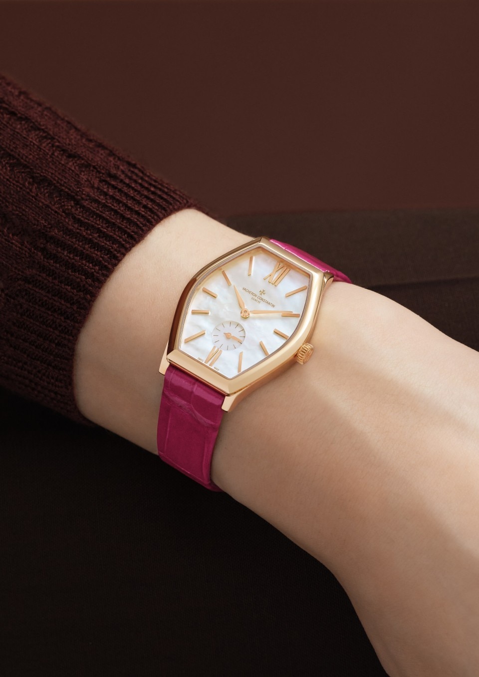 - Фото изделия в стиле Lifestyle - Часы - Malte с ручным заводом - 34.4x28.4 mm Розовое золото c Кожа аллигатора ремешком