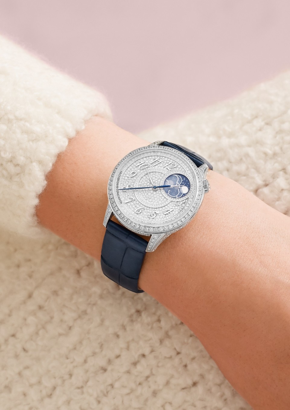 - Фото изделия в стиле Lifestyle - Часы - Égérie с указателем фаз Луны - 37 mm Белое золото c Кожа аллигатора, Кожа теленка с сатиновым эффектом Ремешки