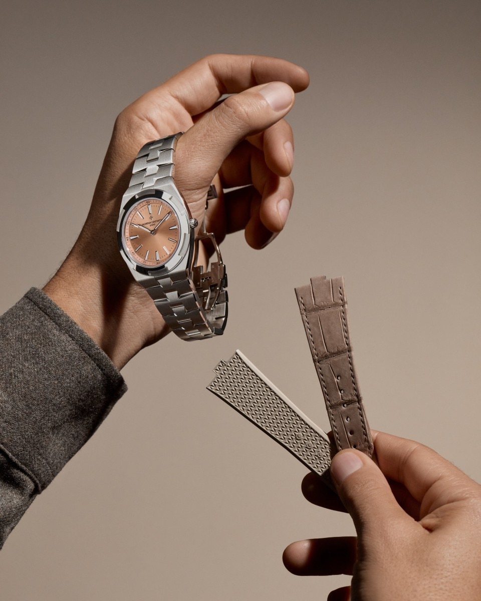 Alternative view - Lifestyle product photo - Watch - Overseas self-winding ultra-thin - 39.55 mm Platinum with Rubber, Alligator leather, 950 platinum straps