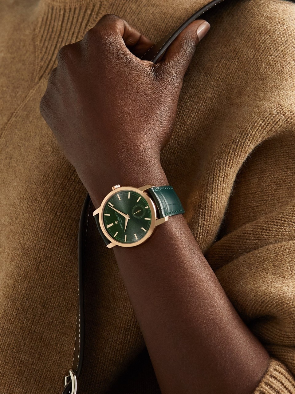 - Фото изделия в стиле Lifestyle - Часы - Traditionnelle с ручным заводом - 38 mm Розовое золото c Кожа аллигатора ремешком