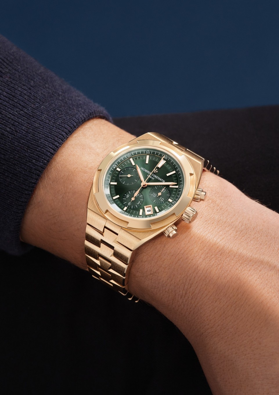 - Фото изделия в стиле Lifestyle - Часы - Overseas с функцией хронографа - 42.5 mm Розовое золото c Кожа теленка с зернением, Каучук Ремешки
