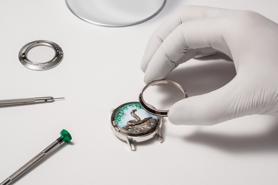Sonstige Ansicht - Reportage - Uhr - Métiers d’Art Die Legende des chinesischen Tierkreises – das Jahr der Schlange - 40 mm Platin mit Alligatorleder Armband