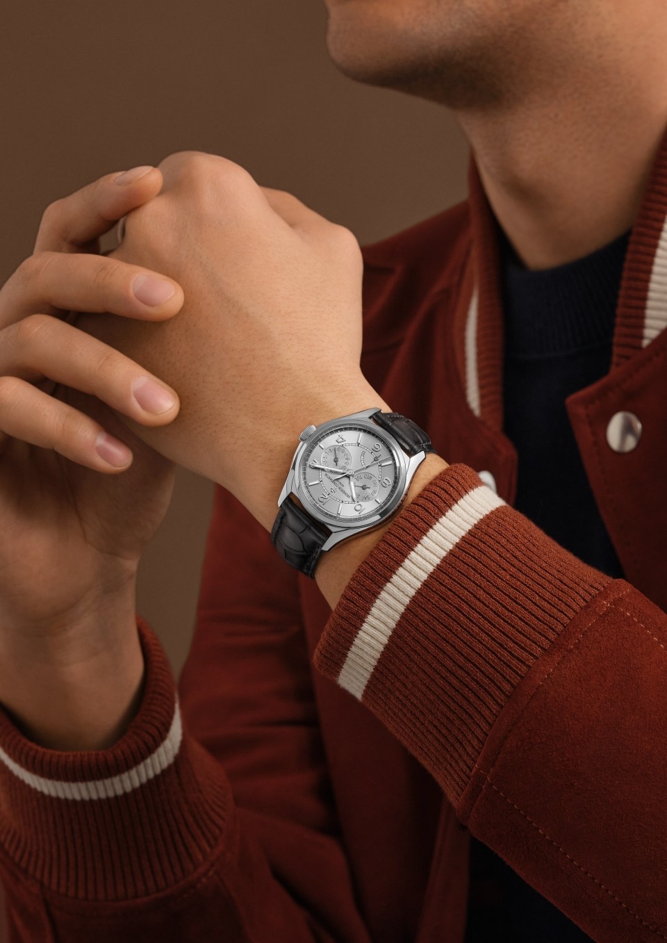 - Фото изделия в стиле Lifestyle - Часы - Fiftysix с индикацией дня недели и даты - 40 mm Сталь c Кожа аллигатора ремешком