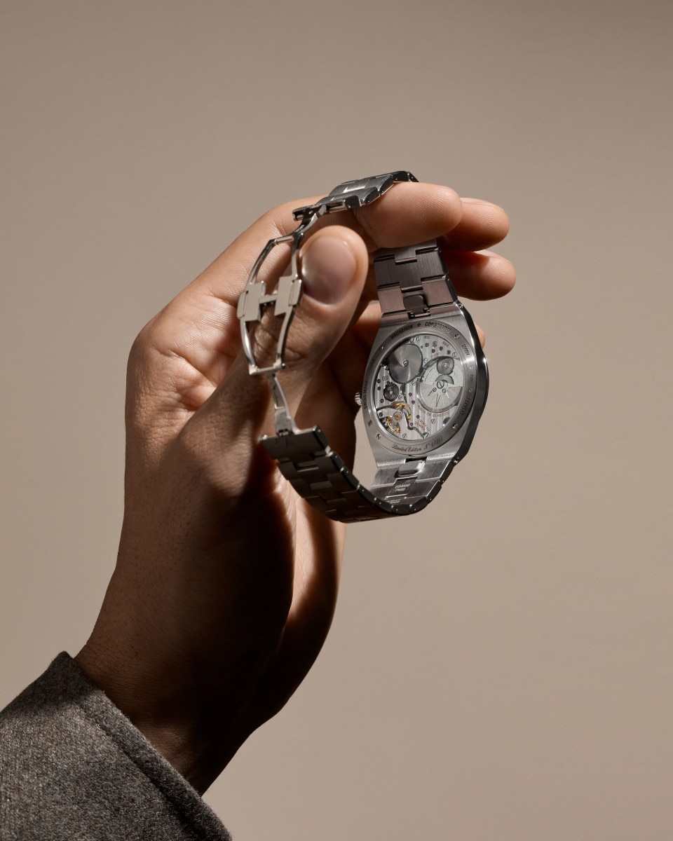 Alternative view - Lifestyle product photo - Watch - Overseas self-winding ultra-thin - 39.55 mm Platinum with Rubber, Alligator leather, 950 platinum straps