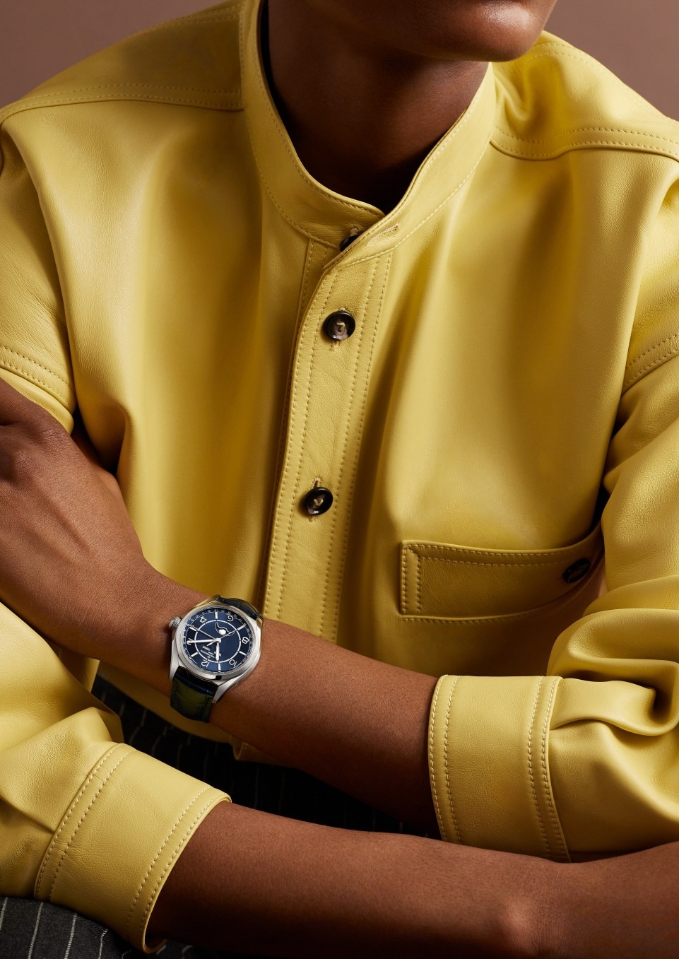 - Фото изделия в стиле Lifestyle - Часы - Fiftysix с полным календарем - 40 mm Сталь c Кожа аллигатора ремешком