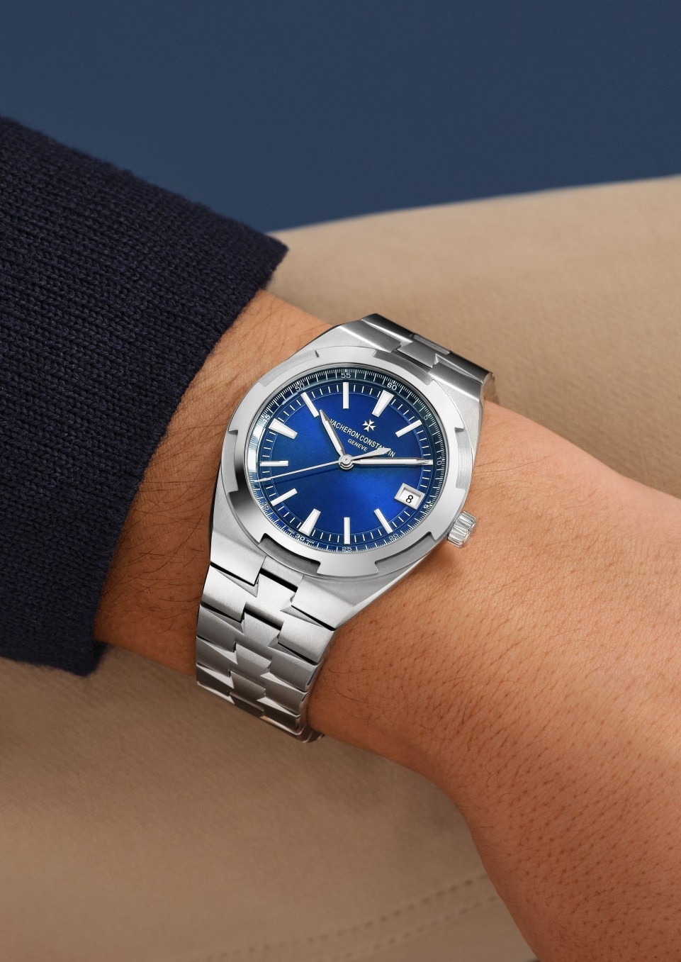 - Фото изделия в стиле Lifestyle - Часы - Overseas с автоматическим подзаводом - 41 mm Сталь c Кожа теленка с зернением, Каучук Ремешки