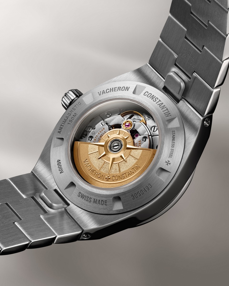 3/4 view - Packshot - Watch - Overseas self-winding - 34.5 mm Steel with Alligator leather, Rubber, Stainless steel straps