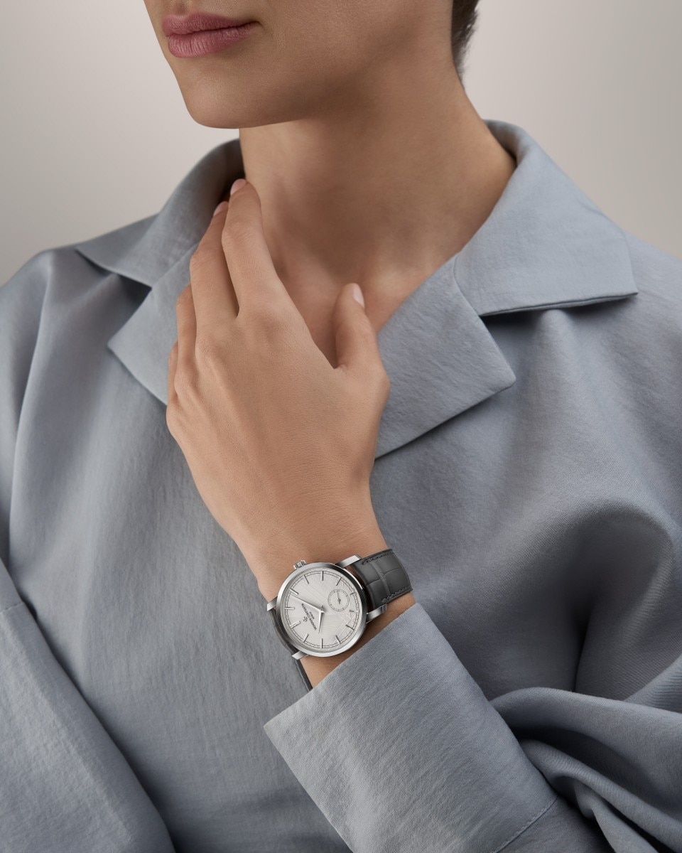 Альтернативный обзор - Фото изделия в стиле Lifestyle - Часы - Traditionnelle с ручным заводом - 38 mm Платина c Кожа аллигатора ремешком