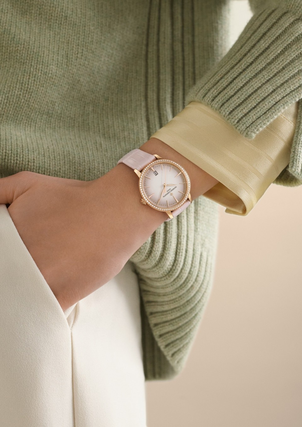 - Фото изделия в стиле Lifestyle - Часы - Patrimony с автоматическим подзаводом - 36.5 mm Розовое золото c Кожа аллигатора ремешком
