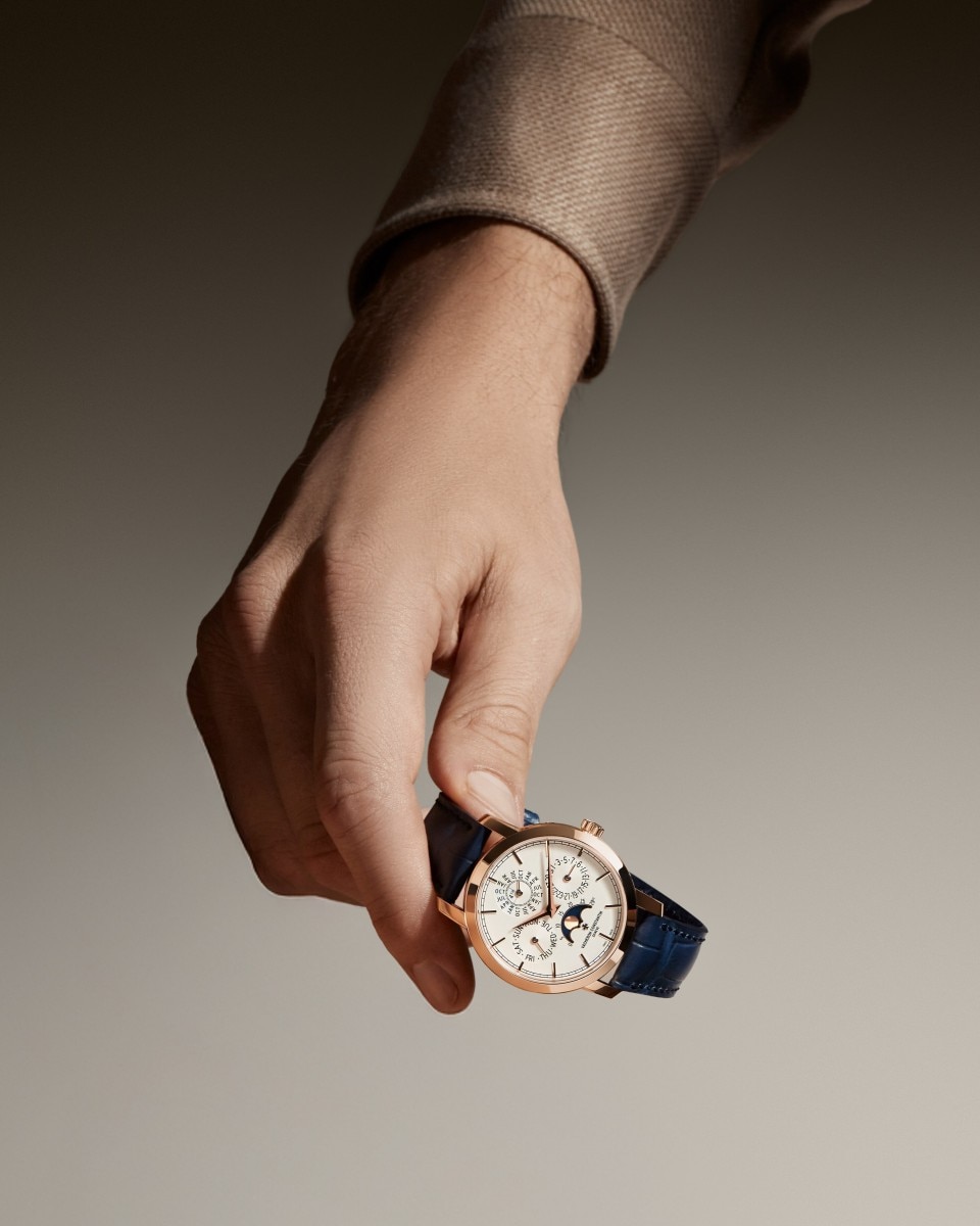 Alternative view - Lifestyle product photo - Watch - Traditionnelle perpetual calendar ultra-thin - 36.5 mm Pink Gold with Alligator leather strap