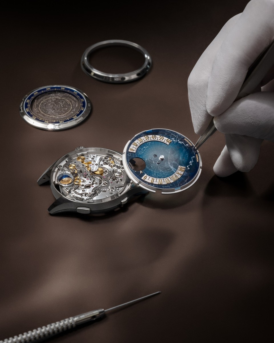 대체 이미지 - 이미지 - 시계 - Métiers d'Art 트리뷰트 투 더 퀘스트 오브 타임 - 43 mm 화이트 골드 포함 엘리게이터 레더 스트랩