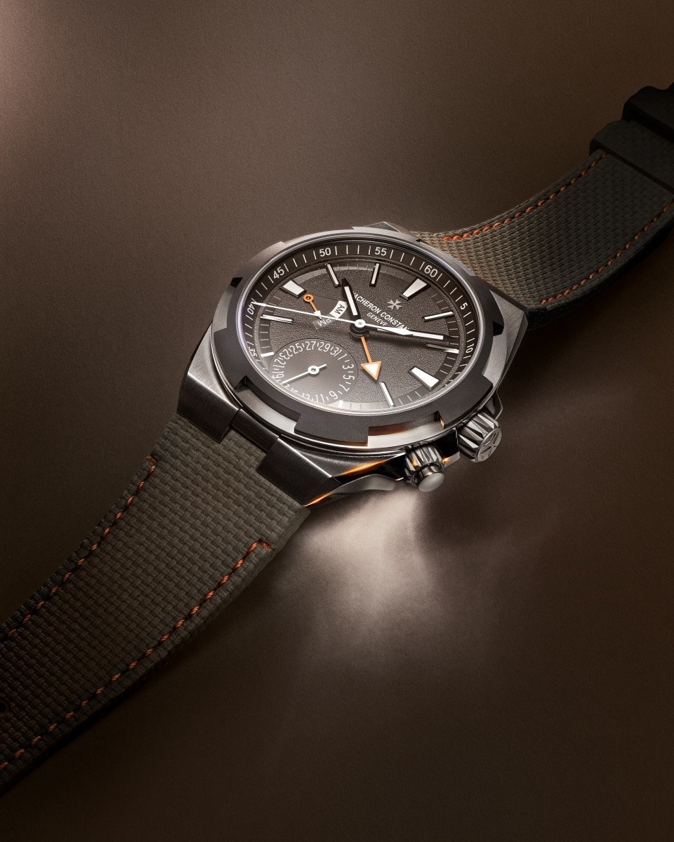 عرض بديل - صورة أسلوب حياة للمنتج - ساعة يد - أوڤرسيز دوال تايم كاردينال بوينتس - الجنوب - 41 مم تيتانيوم مع المطاط, تيتانيوم الأحزمة