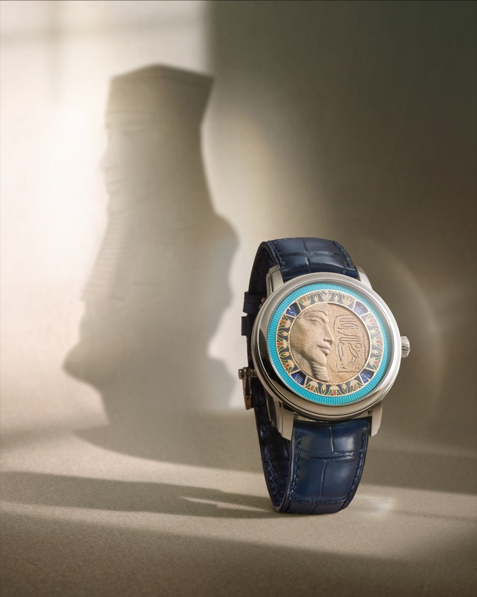 Other view - Lifestyle product photo - Watch - Métiers d'Art Tribute to great civilisations - Buste d'Akhénaton - 42 mm White Gold with Alligator leather strap