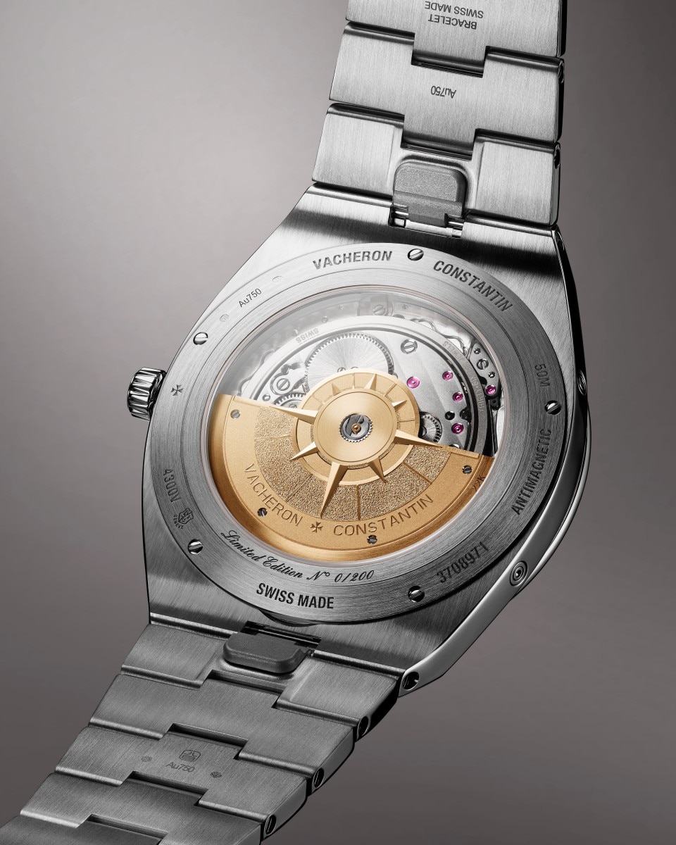 3/4 view - Packshot - Watch - Overseas perpetual calendar ultra-thin - 41.5 mm White Gold with Rubber, White Gold straps