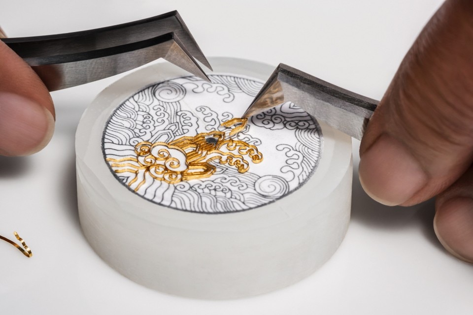 Altra prospettiva - Immagine - Orologio - Métiers d’Art Omaggio ai simboli tradizionali - Eterno fluire - 38 mm Oro bianco con Pelle di alligatore cinturino