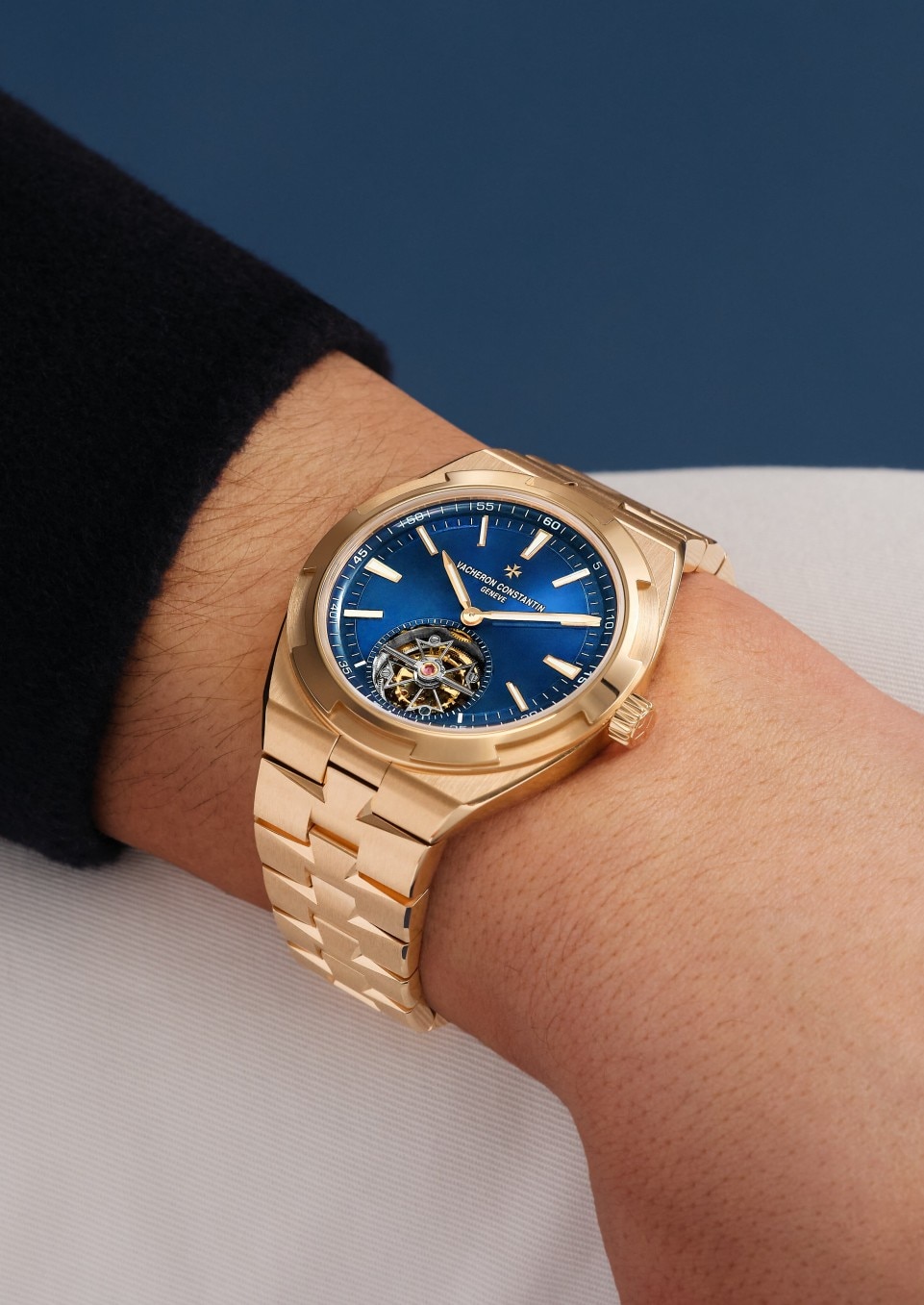 - Фото изделия в стиле Lifestyle - Часы - Overseas с турбийоном - 42.5 mm Розовое золото c Каучук, Кожа теленка с зернением Ремешки