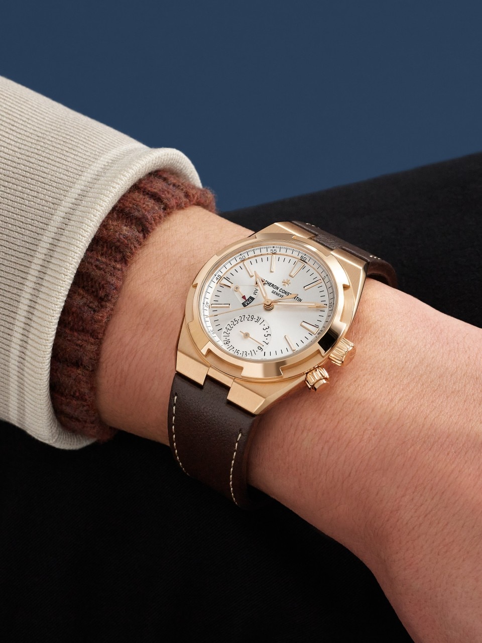- Фото изделия в стиле Lifestyle - Часы - Overseas с функцией второго часового пояса - 41 mm Розовое золото c Каучук, Кожа теленка с зернением Ремешки