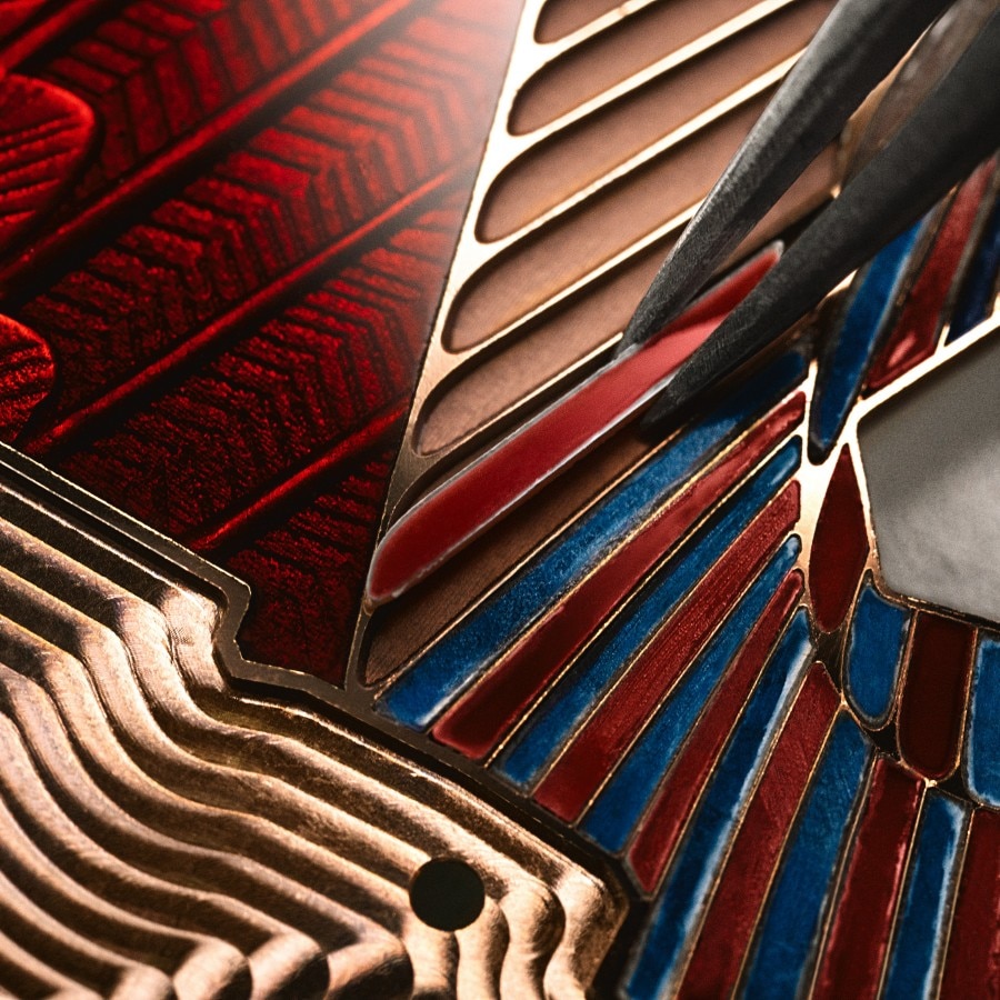 The image shows the engraving process.