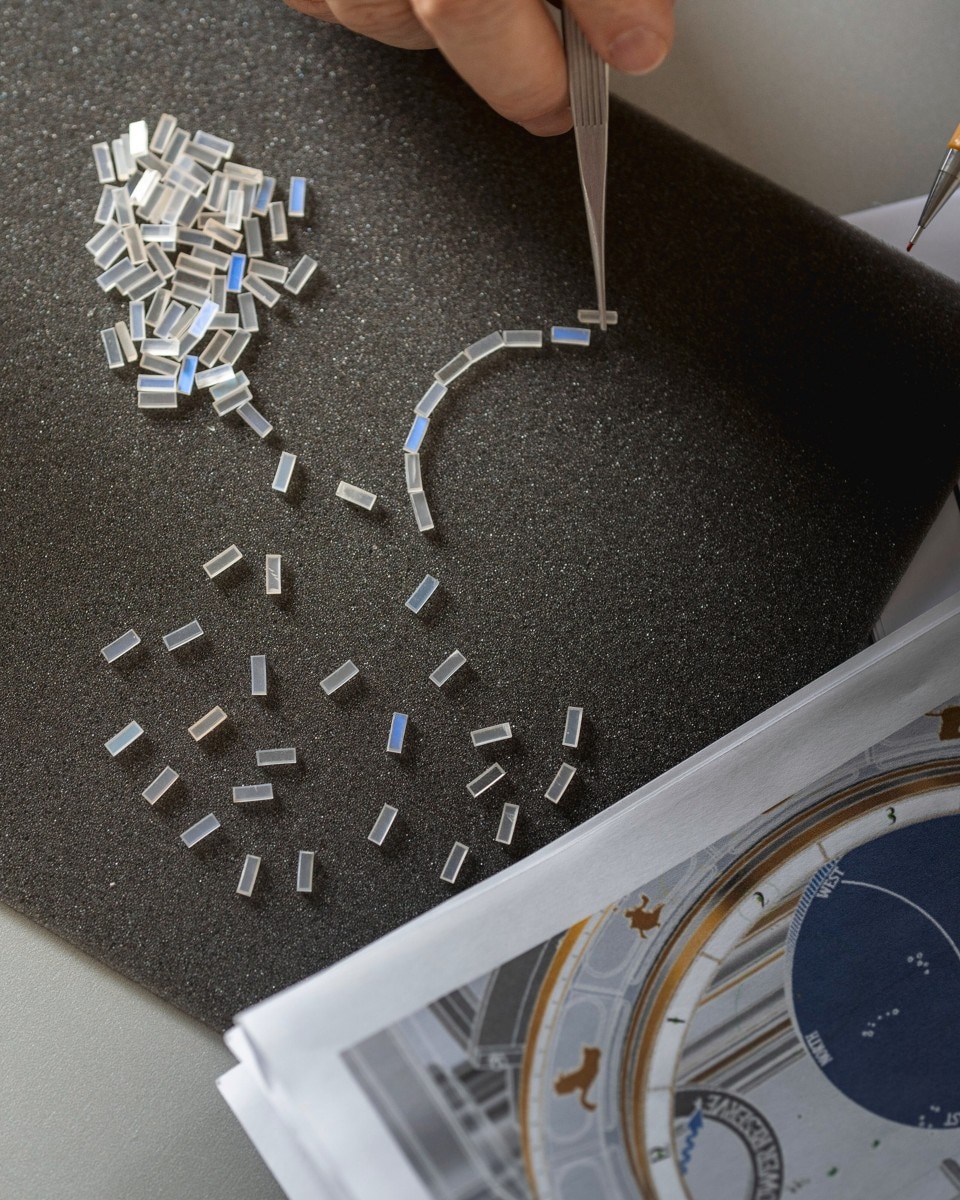 Image illustarting a small glass elements manipulated by pliers