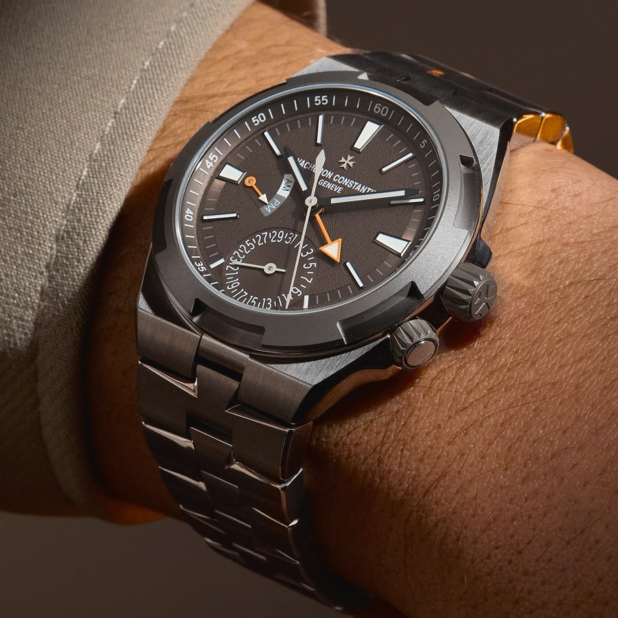 Крупный план часов Overseas Dual Time Cardinal Points из нержавеющей стали.