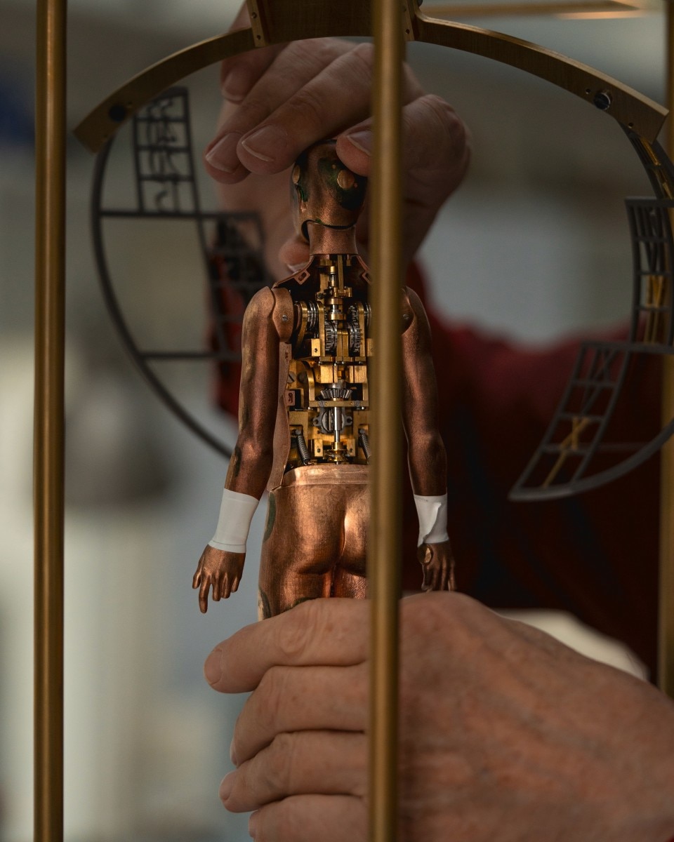 Image representing a hand that manipulates the head of the automaton