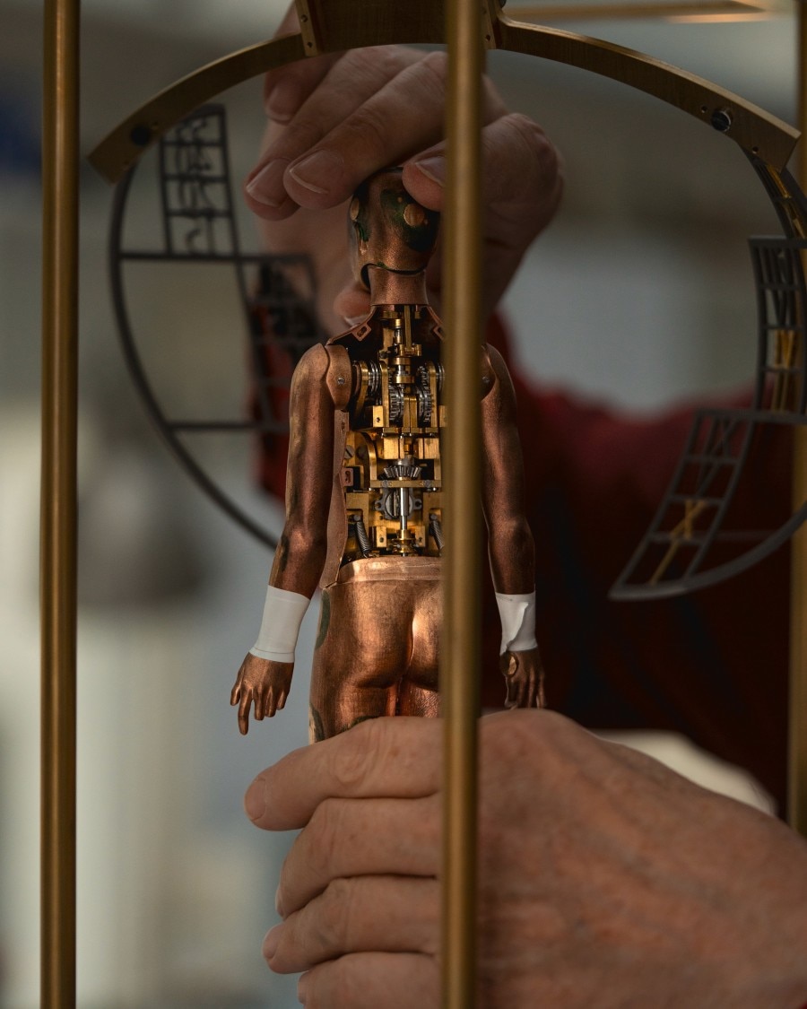 Image illustrating two hands manipulating the automatons