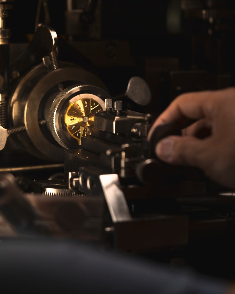 기요셰 Image illustarting a machine that manipulates a gold circle