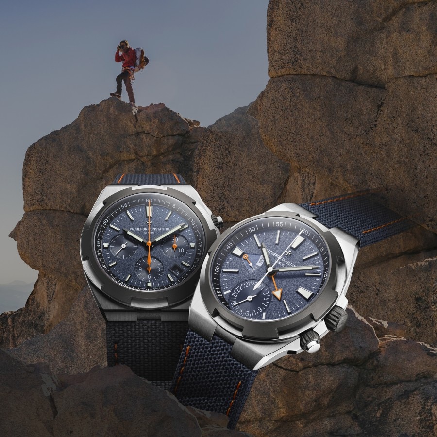 Overseas «Everest» с хронографом и Overseas «Everest» с функцией второго часового пояса  на фоне горного пейзажа