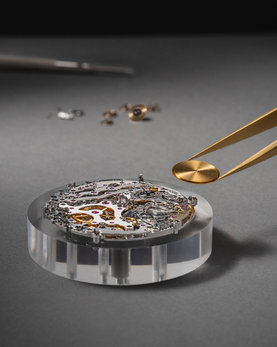 Primo piano del complesso movimento di un orologio meccanico