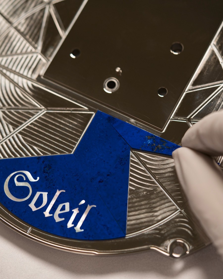 그랑 푀 에나멜 Image illustarting a glove that touches a blue component with "Soleil" written on it